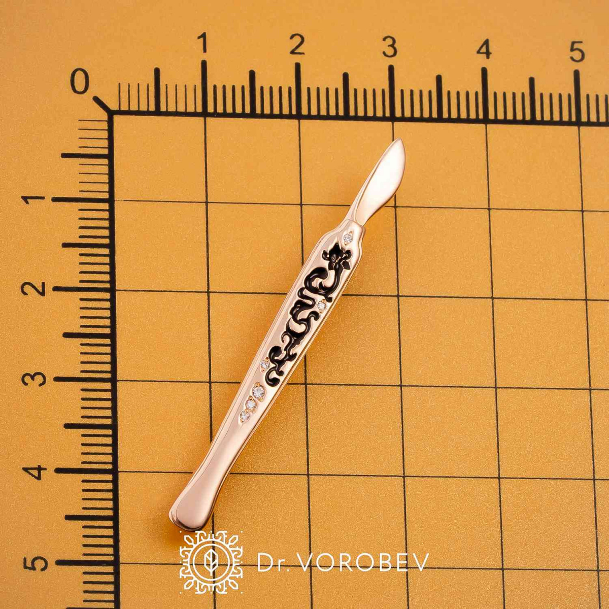 Брошь "Скальпель с узорами" Au 585